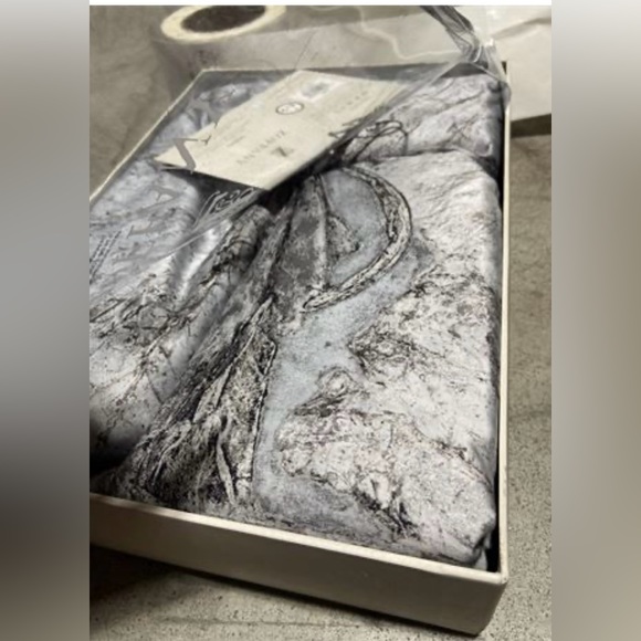 Zoffany Taisho Duvet Collection KING NEW Quartz Gray 1 piece- Duvet only - Picture 9 of 12